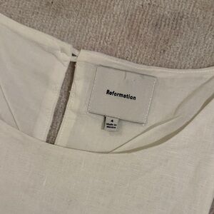 Reformation white linen shift dress
Size 4 but runs big
Worn 1 and dried cleaned